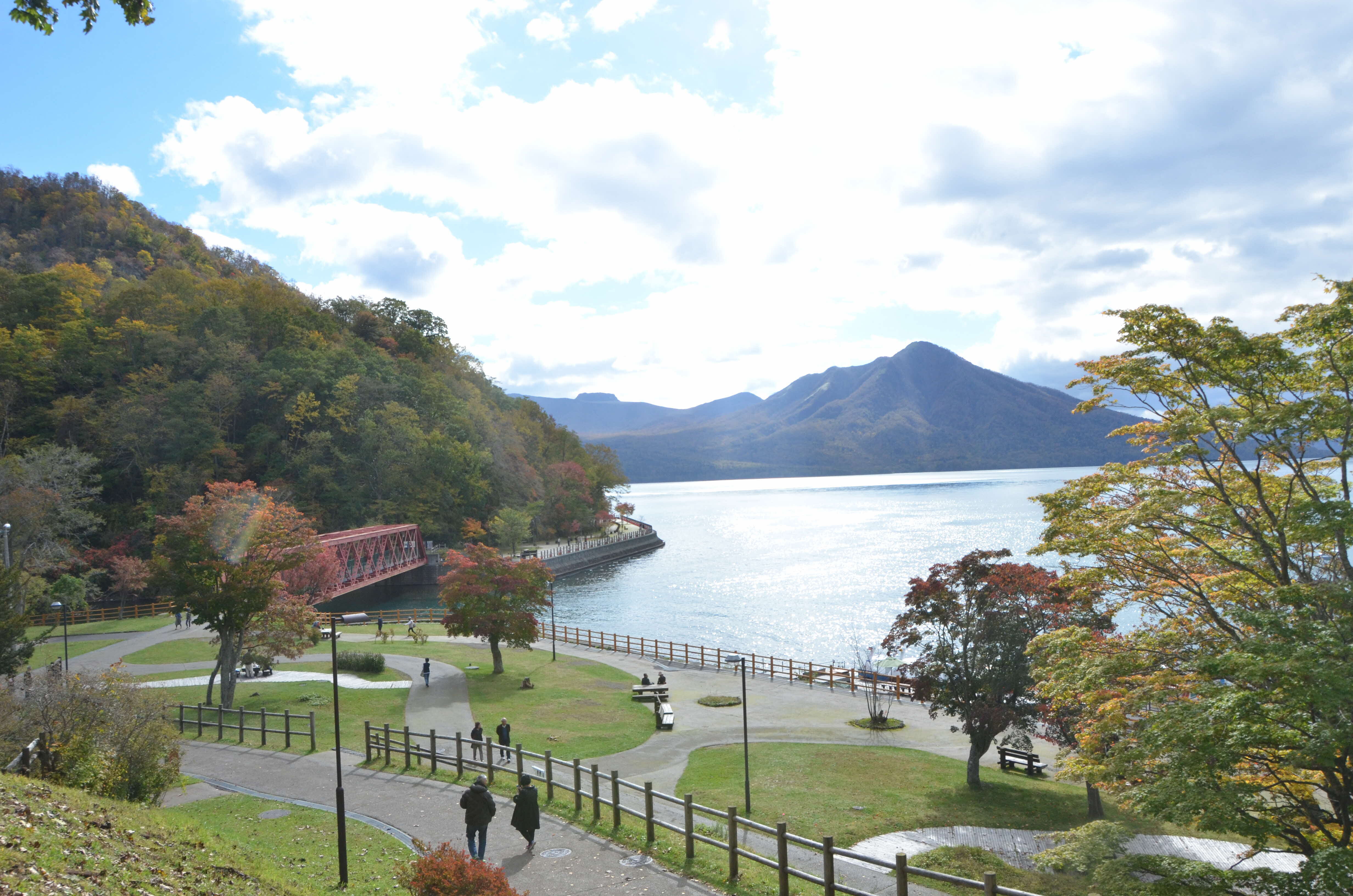 千歳市　支笏湖と山並み