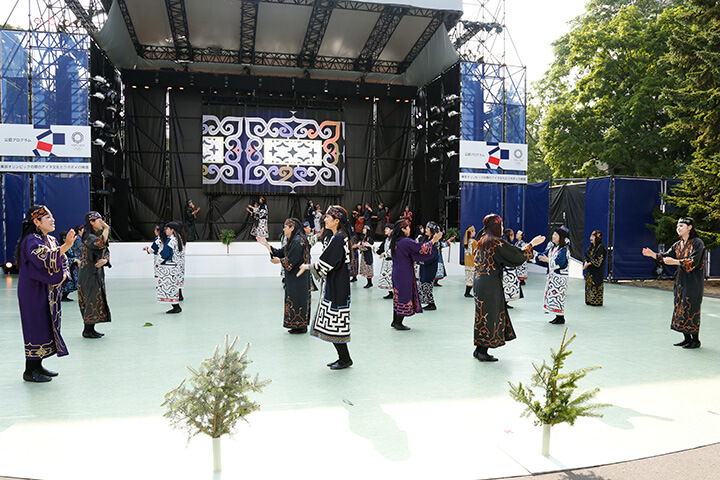 アイヌ舞踊パフォーマンの様子