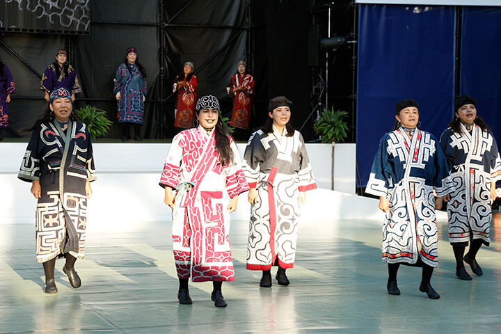 アイヌ舞踊パフォーマンの様子