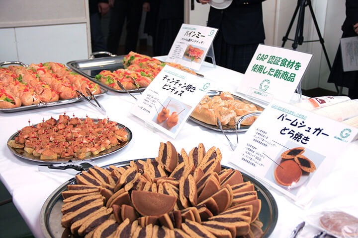 GAP食材を使った高校生おもてなしコンテストのメニュー(中央 ジャガイモのチャンチャン焼きのピンチョス)